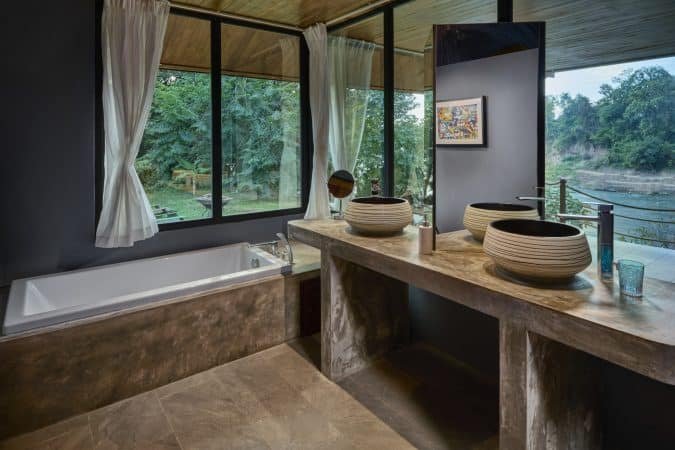River Suite Bathroom MR bdv